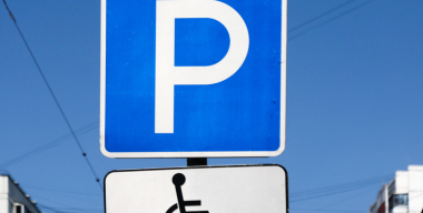 Столичные мошенники сдавали парковочные места для инвалидов здоровым водителям