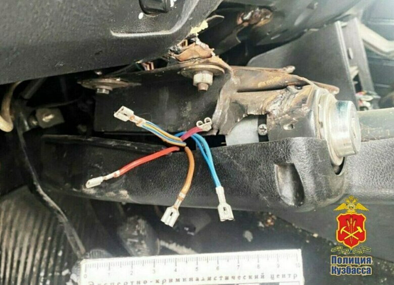 Изображение Угонщик не смог украсть припаркованную у гаражей LADA и просто обокрал машину