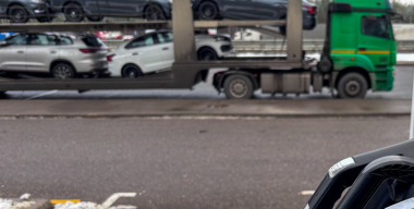 Девятый вал иномарок заставил российские таможни работать круглые сутки