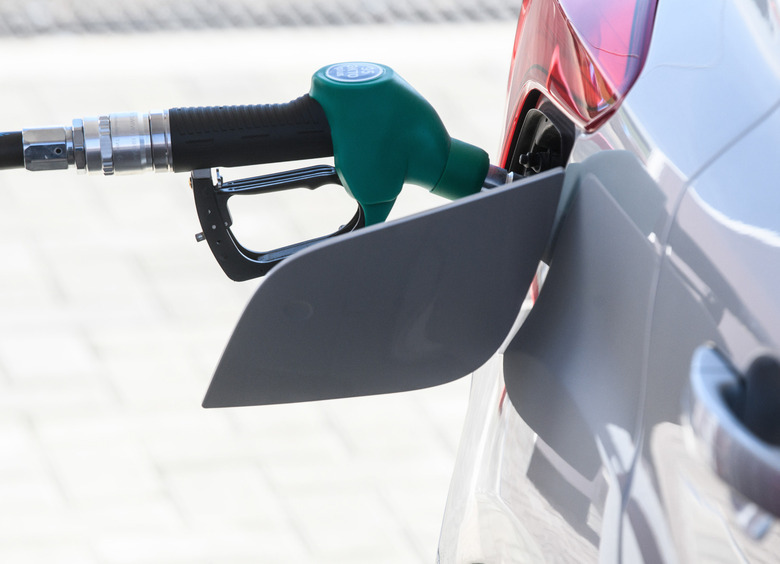 Спирт в бензин: российские власти подведут под вынужденный ремонт миллионы авто