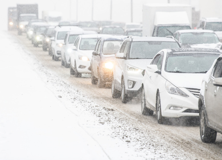 Изображение Сотни машин застряли на байкальской трассе: люди провели ночь в пробке при -18°С