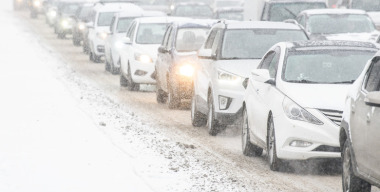 Сотни машин застряли на байкальской трассе: люди провели ночь в пробке при -18°С