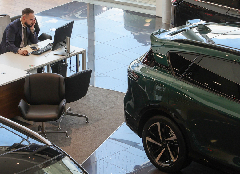 Спрос на новые и 20-летние легковушки в России почти сравнялся