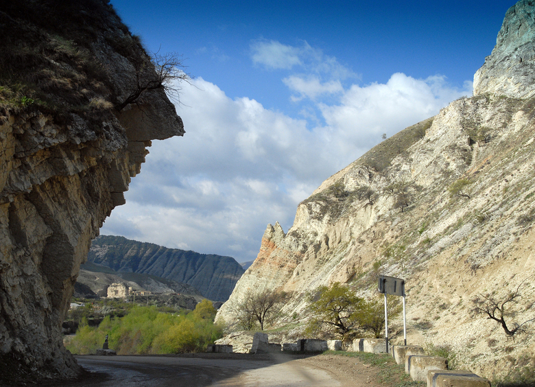 Изображение УАЗ с подростками рухнул с обрыва в Дагестане, один человек погиб