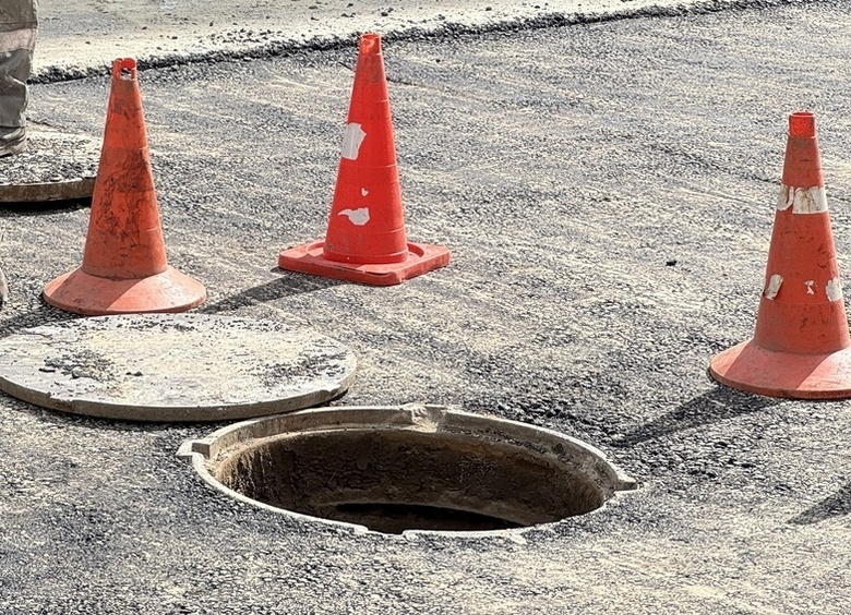 Изображение Девушка отомстила бывшему, кинув в его авто канализационный люк