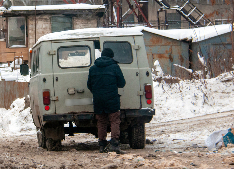 Изображение Пьяные мужчины хотели угнать авто, но не смогли его завести и просто укатили