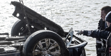 Машину с трупом достали из водоема в Новосибирской области
