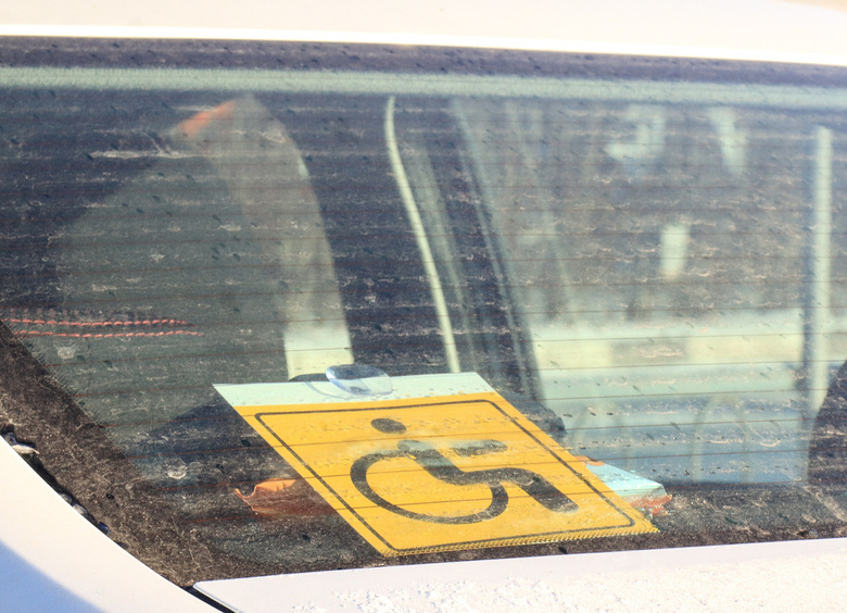 Изображение В Госдуме призвали лишать «прав» за незаконные знаки «Инвалид» на автомобиле