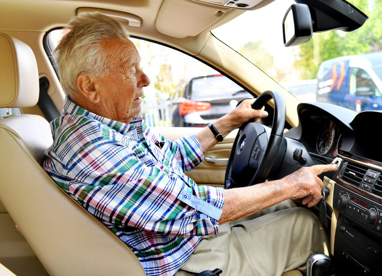 Изображение В Госдуме отказались ограничивать права водителей-пенсионеров