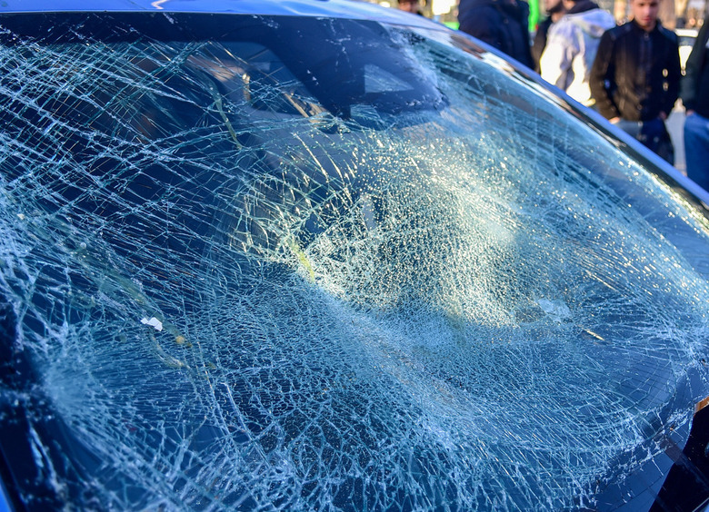 Изображение Пьяный житель Тюмени закидал камнями автомобили и ударил полицейского