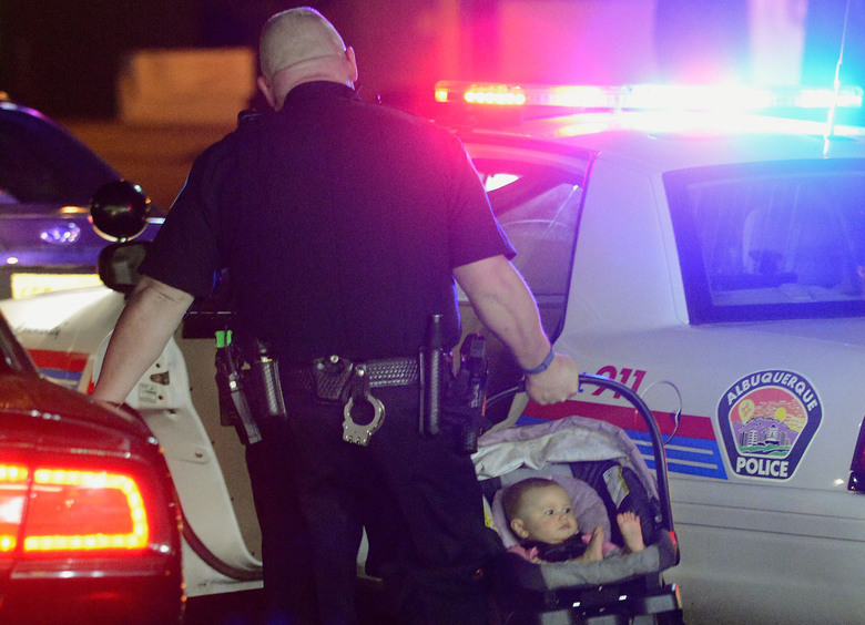 Изображение Мать бросила годовалого сына в раскаленной машине и пошла увеличивать губы