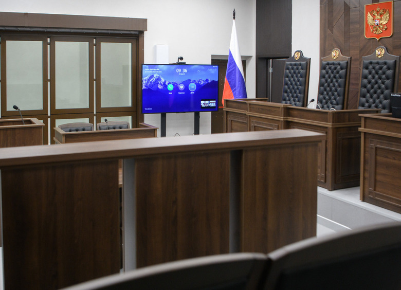 Изображение Мужчина обиделся на врача и разбил ее припаркованную машину