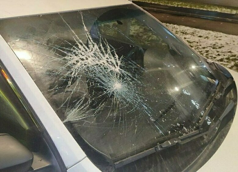 Изображение Агрессивный петербуржец избил припаркованный автомобиль и попал в больницу