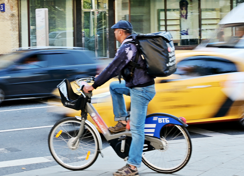 Изображение Таксист в Подмосковье сбил велосипедиста и скрылся вместе с ним с места ДТП