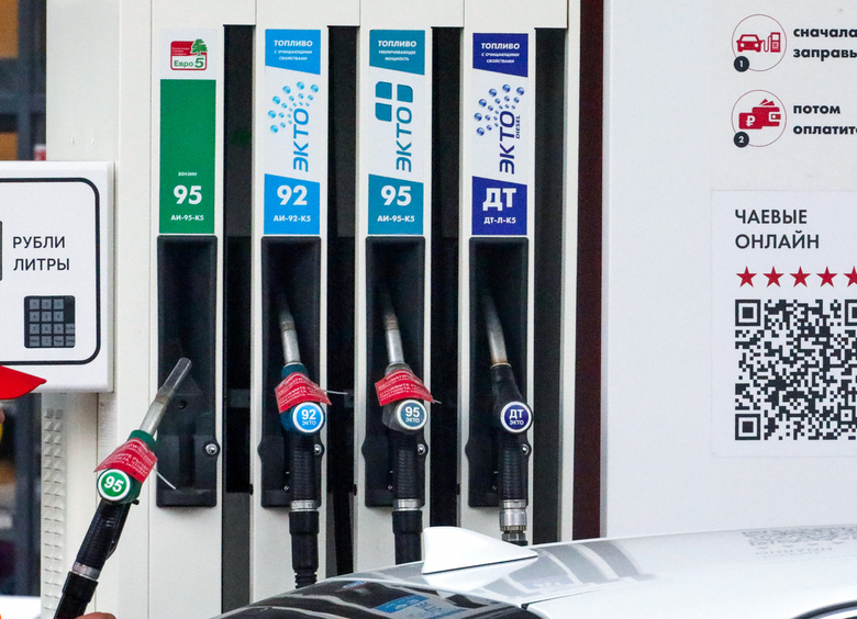 Изображение Впервые за год в России подешевел бензин