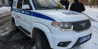 Пенсионерка взяла тесак и набросилась на автомобили соседей в Екатеринбурге