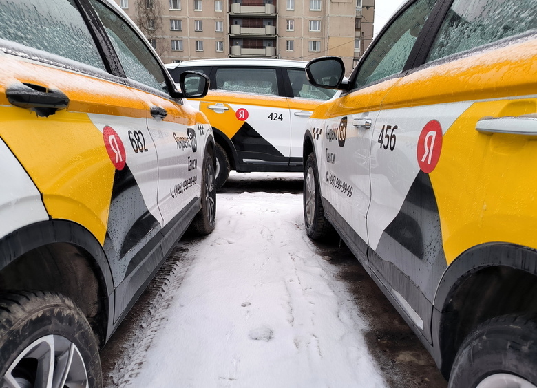 Таксистам запретят парковаться во дворах, многодетным дадут льготы на топливо, а фанатам LADA предложат Vesta Sport: итоги недели