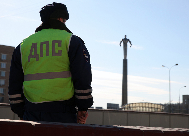 Изображение В Свердловской области автомобиль наехал на снегокат с детьми