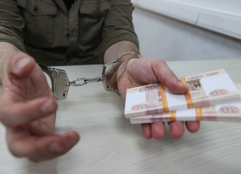 Изображение Мошенник взял в аренду, а затем продал четыре автомобиля жителей Приморья