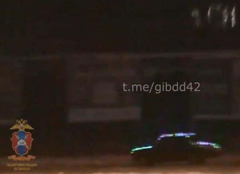 Изображение Лихача на автомобиле с гирляндой задержали за дрифт на парковке у ТЦ