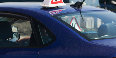 Ученик автошколы трижды завалил экзамен, за что изрезал ножом инструктора