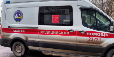 Водитель на Mazda сбил двух пешеходов на переходе в Санкт-Петербурге