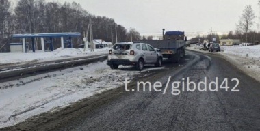 Гололед привел к серии из пяти аварий на трассе в Кемеровской области