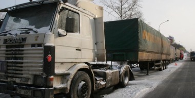 Помощь водителю фуры оказали в Сибири