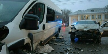 Семь человек пострадали в ДТП с маршруткой и легковушкой в центре Волгограда