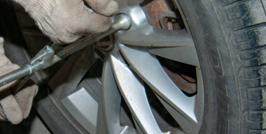 Мужчина снял колеса с чужого автомобиля, припаркованного на обочине