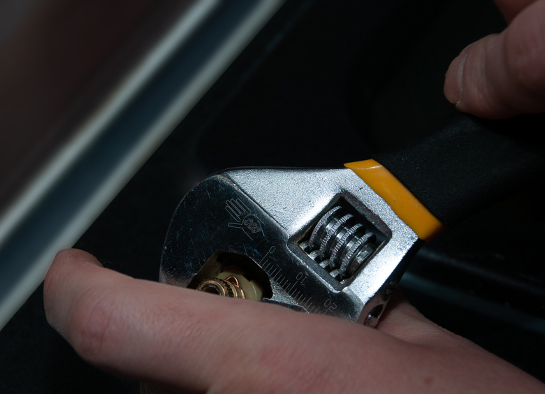 Изображение Юноша разгромил иномарку отчима гаечным ключом после ссоры