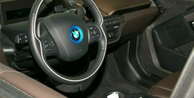 BMW и Bentley покрылись плесенью на подземной парковке в Санкт-Петербурге