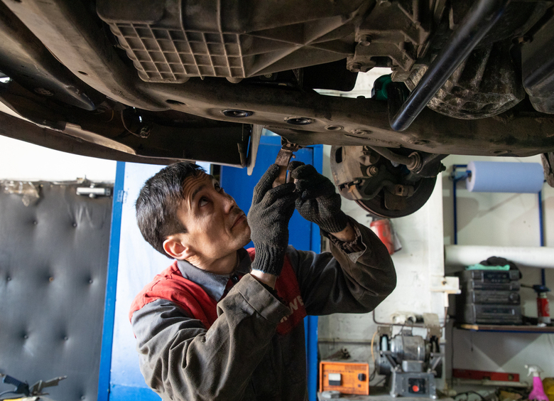 Изображение Специалист рассказал, почему моторное масло в двигателе авто должно менять цвет