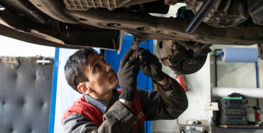 Специалист рассказал, почему моторное масло в двигателе авто должно менять цвет