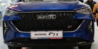 Супруги из Новосибирска застряли на трассе после взрыва двигателя в их Haval