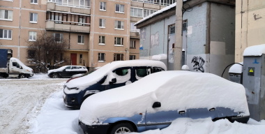 Эксперт Родионов объяснил, какой вред наносит автомобилю сугроб на кузове