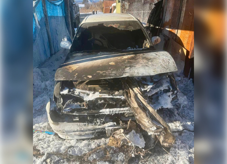 Изображение Мужчина попытался отогреть автомобиль сына, но случайно его сжег