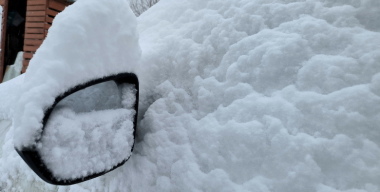 Лопата дороже золота: москвичи начали круто зарабатывать на снегопаде