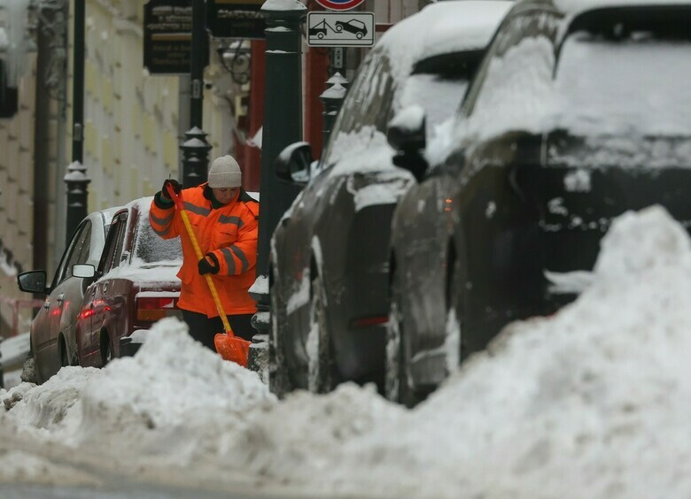 Изображение Риски очистки лобового скребком: как убрать наледь и не повредить стекло машины
