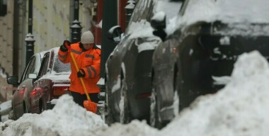 Риски очистки лобового скребком: как убрать наледь и не повредить стекло машины