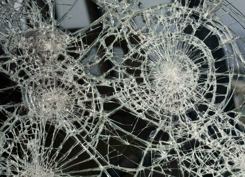 Изображение Пьяный мужчина забежал на чужой участок и разбил камнем автомобиль неприятеля