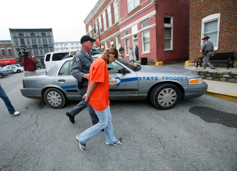 Изображение Женщина разозлилась, что чужой ребенок ударил ее авто дверью, и застрелила водителя