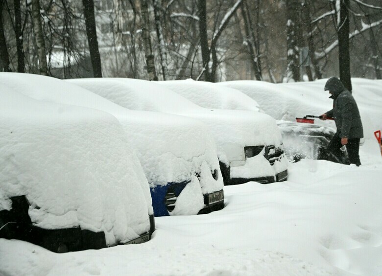 Изображение Брошенные в сугробах машины парализовали дороги Владивостока