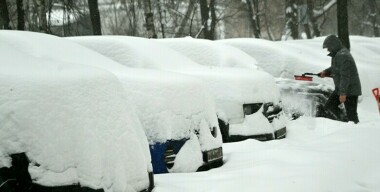 Брошенные в сугробах машины парализовали дороги Владивостока