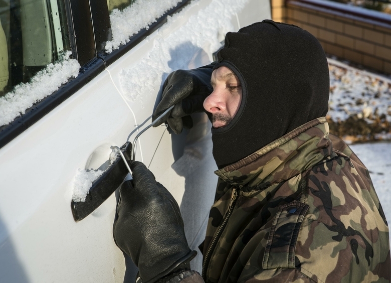 Изображение Мужчина угнал авто, покатался, снял с него аккумулятор и убежал