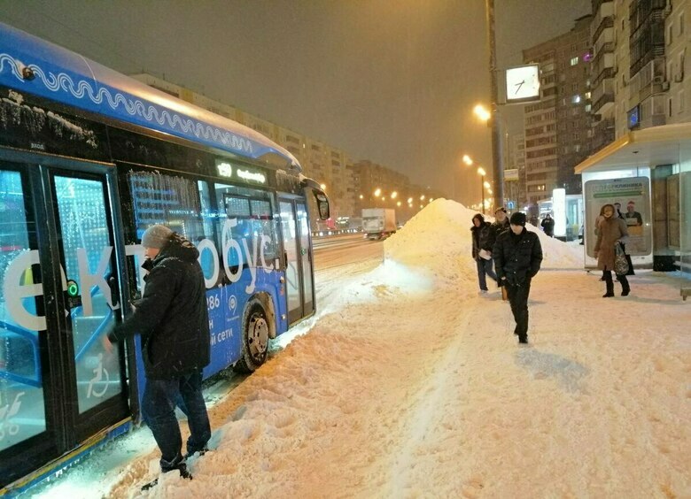Изображение Автобус врезался в жилой дом в Великом Новгороде