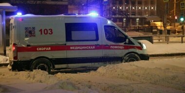 Автомобиль сбил катающихся на тюбинге девушек