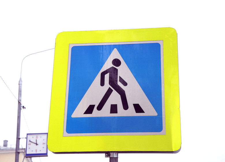 Изображение В Москве водитель BMW перекрыл пешеходный переход, чтобы пропустить бабушку с ходунками