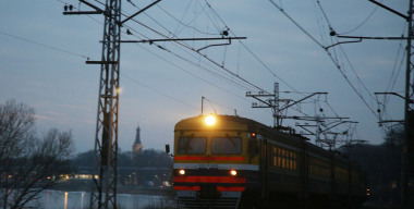 Автомобиль столкнулся с поездом в Псковской области