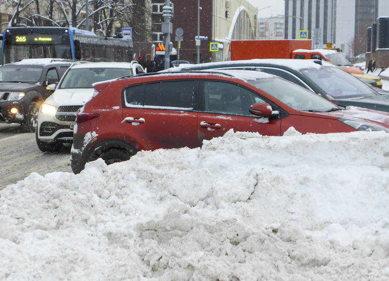 Изображение Коммунальщики в Москве повредили припаркованные машины сосульками
